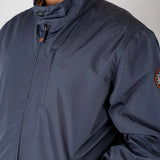 Blouson homme déperlant bleu marine (zoom poitrine)