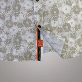 Chemise manches longues blanche à motifs fleuris beiges (as de vêtement)