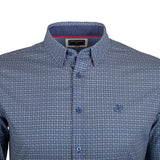 Chemise bleue à manches longues en popline micro géométrique (zoom col et poitrine)