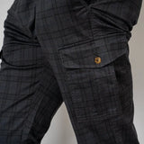Pantalon cargo gris à carreaux pour hommes (zoom poche latérale)