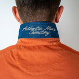 Polo orange col contrasté pour Homme - BACK to LEGEND (zoom broderie sous le col)