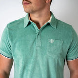 Polo homme vert amande en tissu éponge (zoom poitrine)