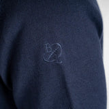 Pull col camionneur bleu marine en coton et cachemire BACK to LEGEND (zoom sur la broderie)