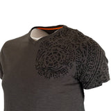 T-shirt kaki col V imprimé maori (zoom poitrine et col)