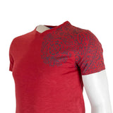 T-shirt rouge col V imprimé maori (zoom poitrine et col)