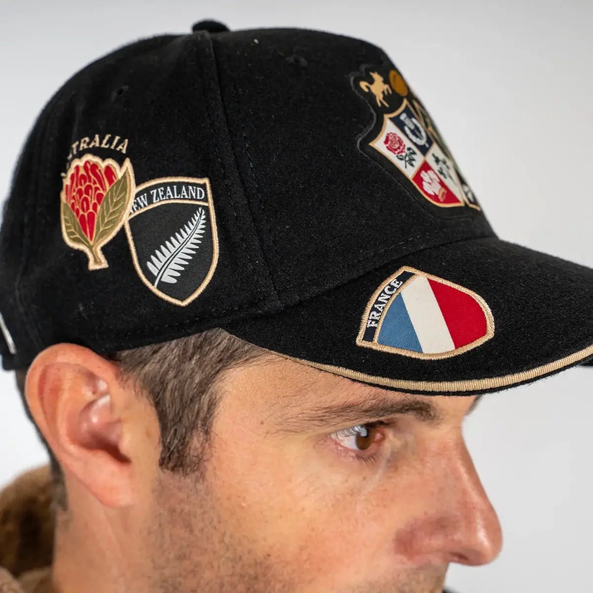 Casquette en velours BARBARIANS multi-nations noire (vue de profil)
