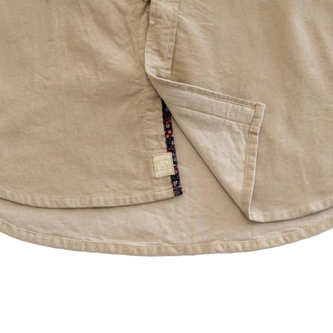 Chemise beige à manches longues en velours côtelé (zoom bas de chemise)