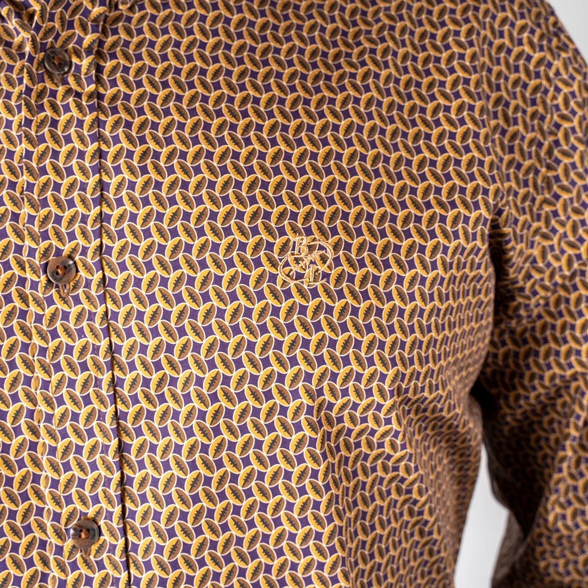 Chemise Homme marron à manches longues et imprimé ballon de rugby (zoom sur la patte de boutonnage)