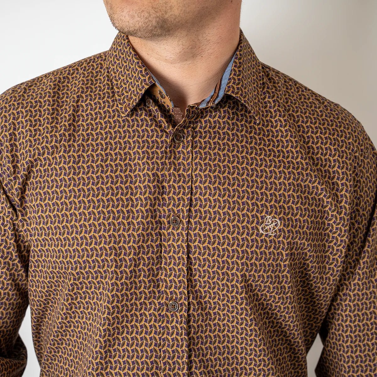 Chemise Homme marron à manches longues et imprimé ballon de rugby (zoom poitrine et col)
