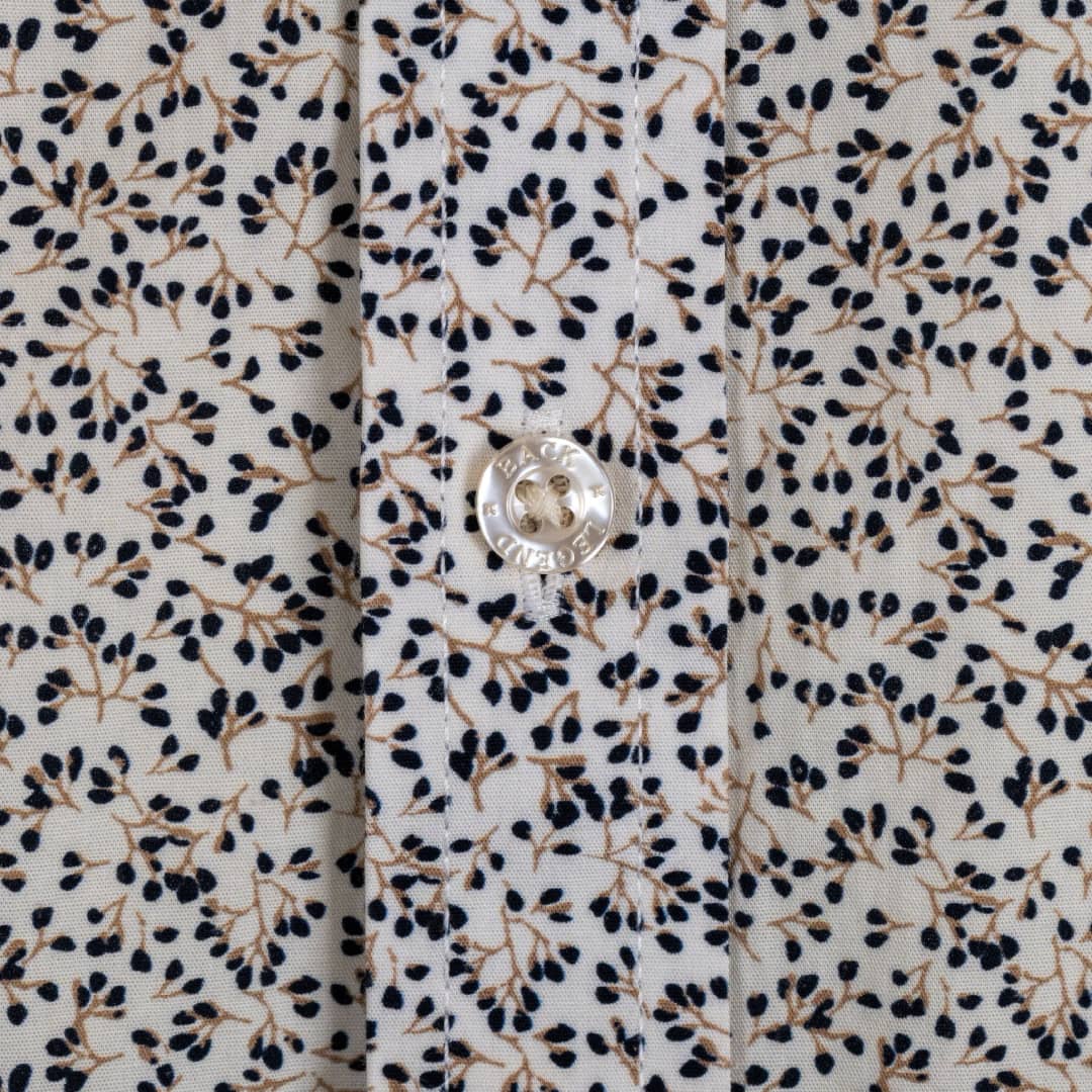 Chemise à manches longues blanche fleurie en popline (zoom bouton)