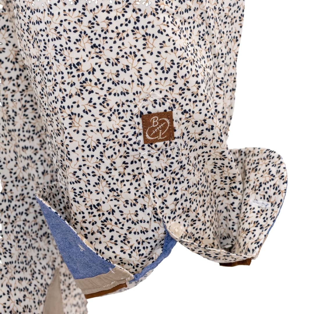 Chemise à manches longues blanche fleurie en popline (détails de manche)