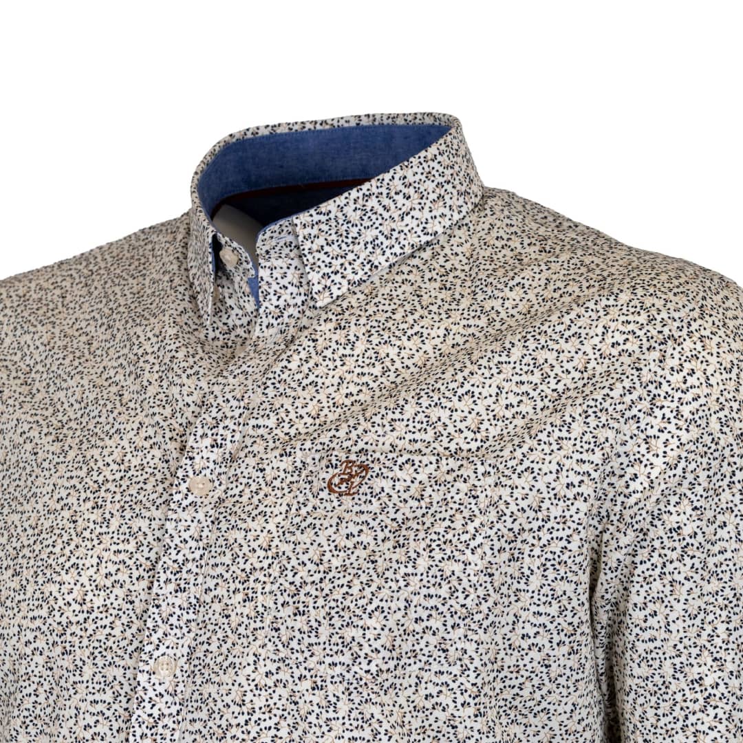 Chemise à manches longues blanche fleurie en popline (zoom col et poitrine)