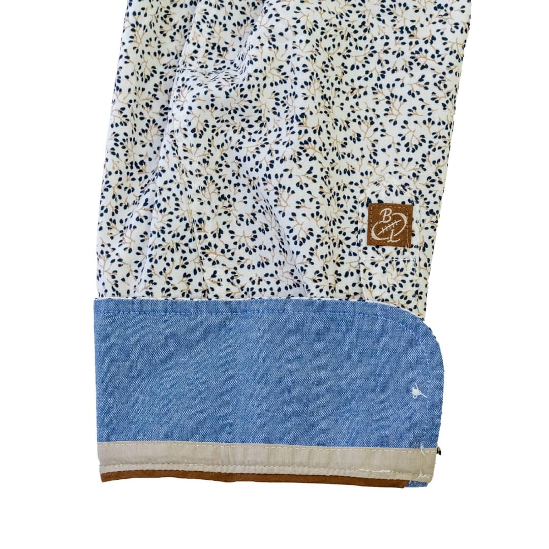 Chemise à manches longues blanche fleurie en popline (zoom revers de manche)