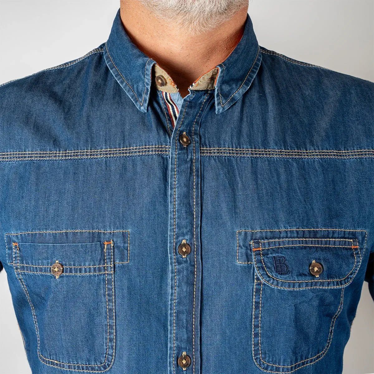 Chemise homme à manches longues en jean bleu zoom poitrine et col)