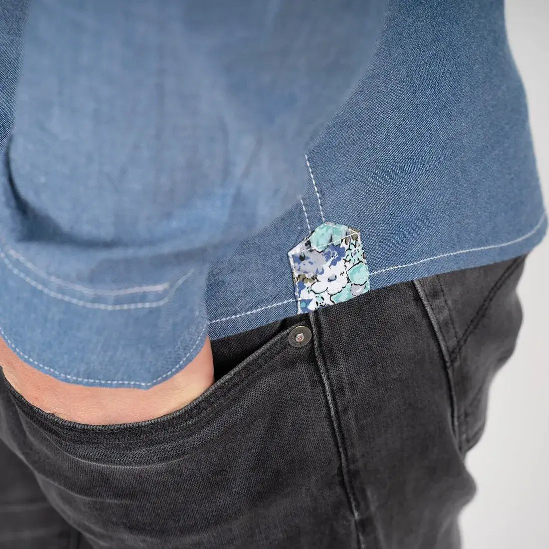 Chemise homme bleu moyen en chambray à manches longues (zoom détails de finition)