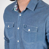 Chemise homme bleu moyen en chambray à manches longues (zoom poitrine et col)