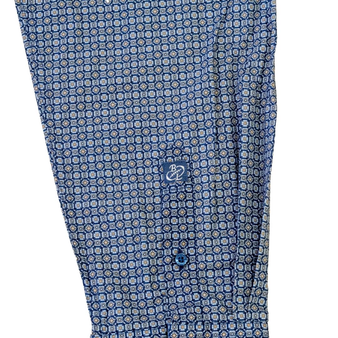 Chemise bleue à manches longues en popline micro géométrique (détails arrière de manche)