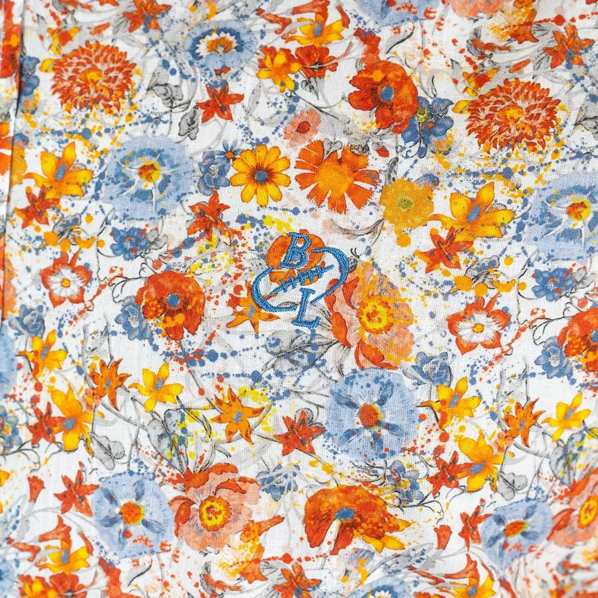 Chemise à manches longues orange à motif floral en voile de coton (zoom broderie poitrine)