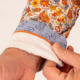 Chemise à manches longues orange à motif floral en voile de coton (zoom poignet et revers de manche)