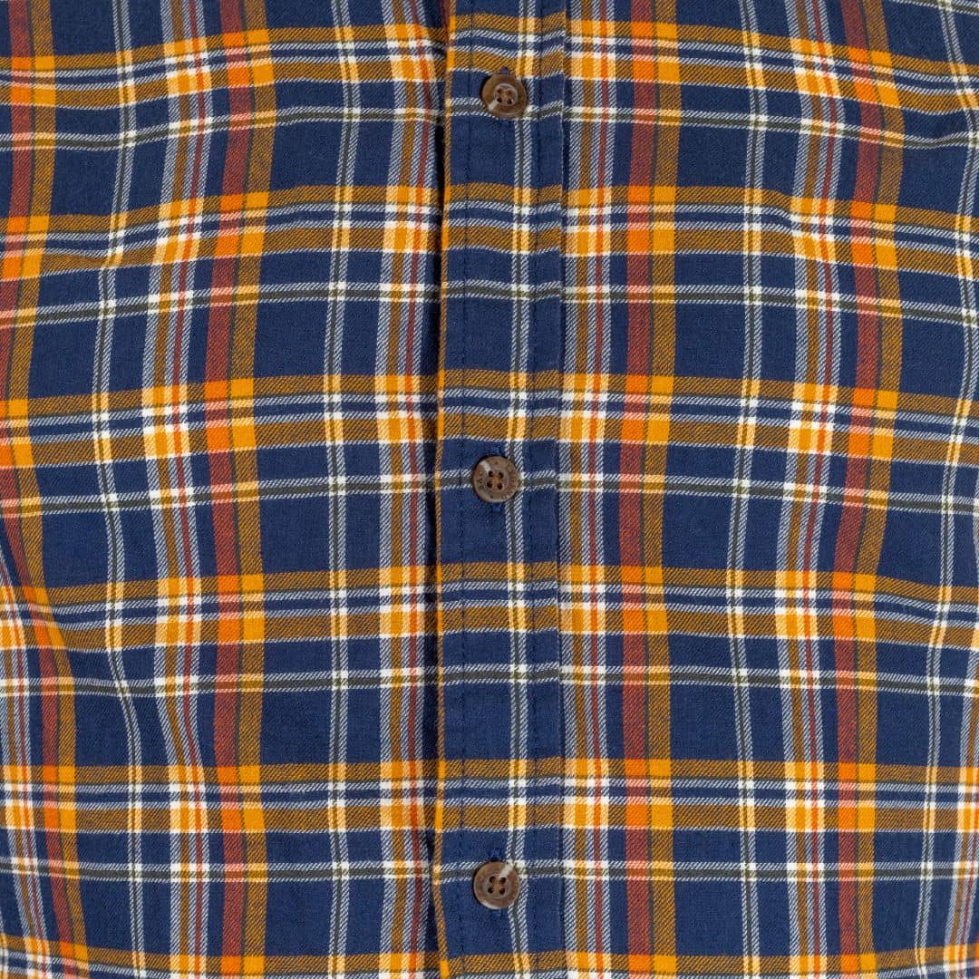 Chemise à manches longues marron en flanelle brossée (zoom motif à carreaux et boutons)