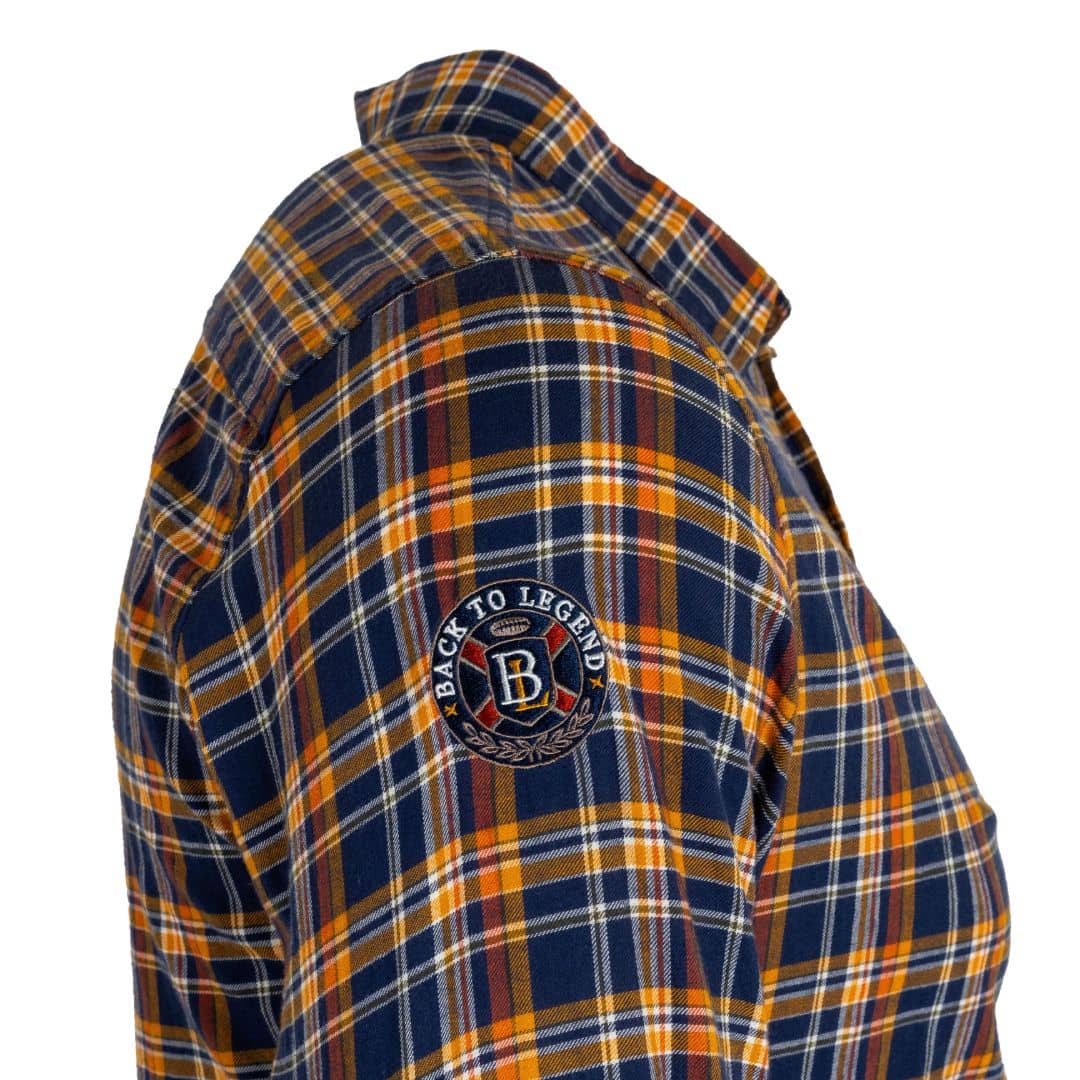 Chemise à manches longues marron en flanelle brossée (zoom écusson brodé sur l'épaule)