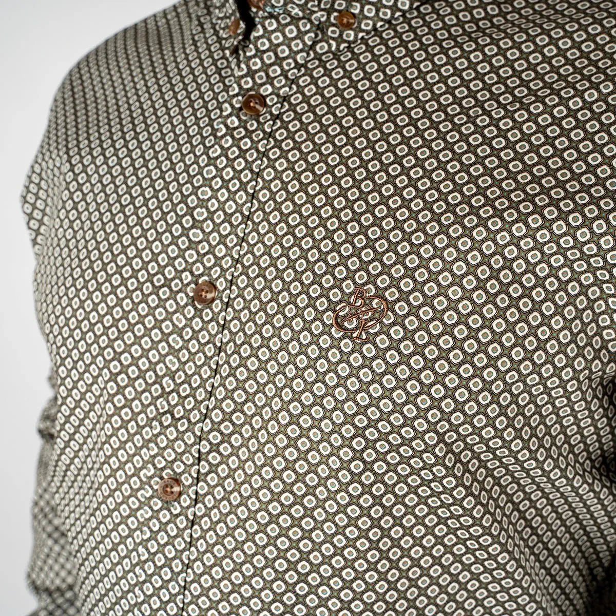 Chemise homme à manches longues marron en popline fantaisie (zoom poitrine)