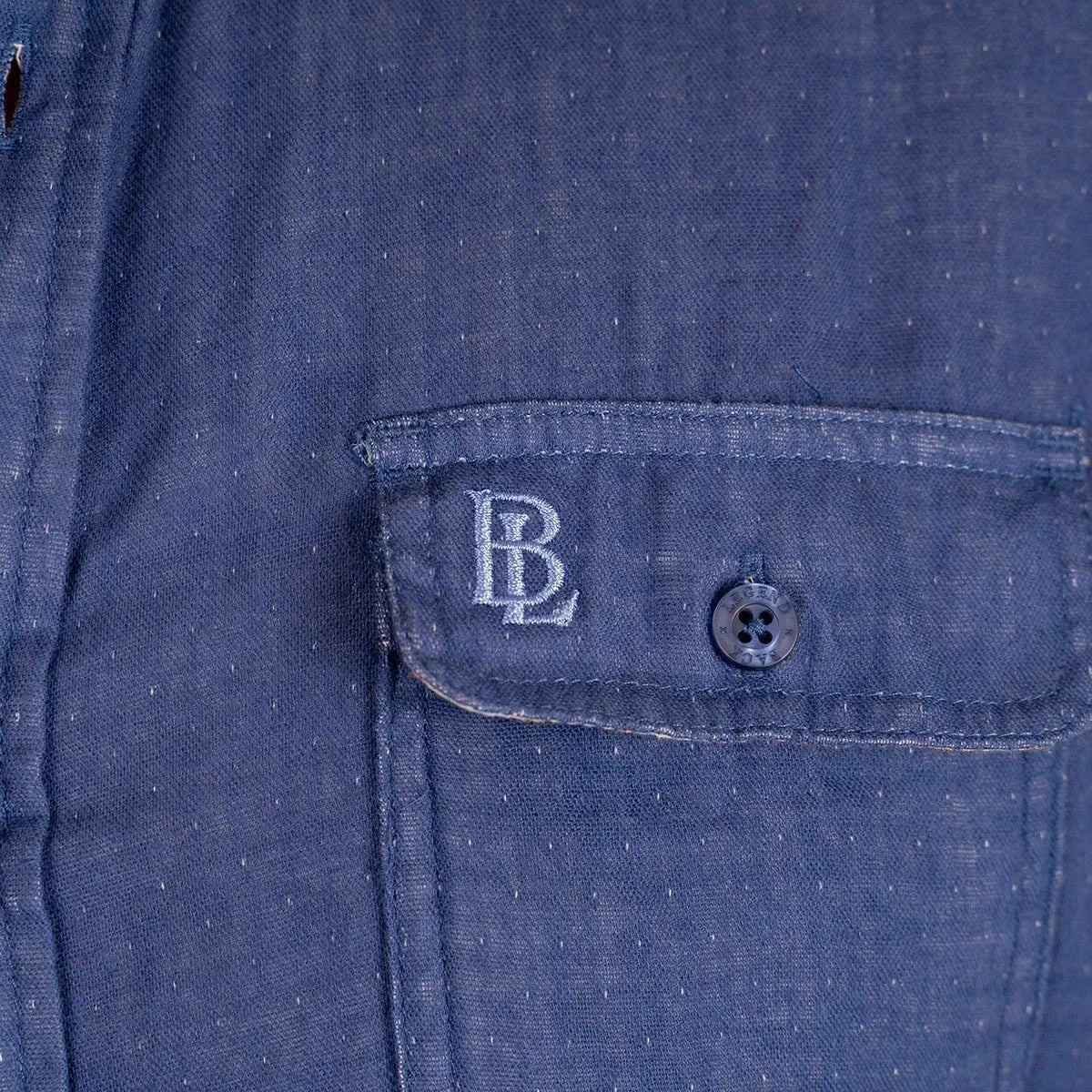 Chemise bleu indigo et sable à manches longues Blacks Legend (zoom broderie)