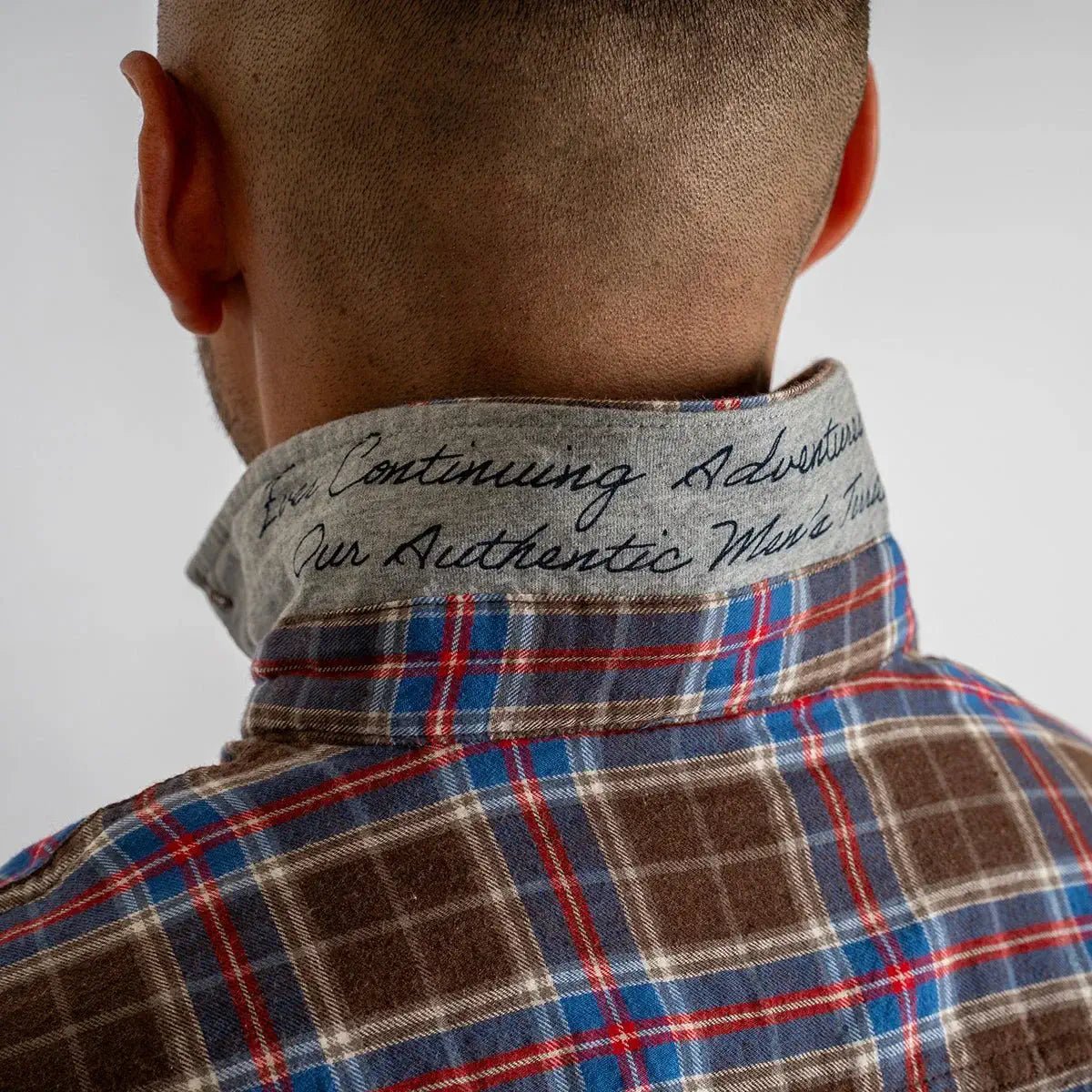 Chemise homme marron à manches longues et motif à carreaux en flanelle (zoom sur le col)
