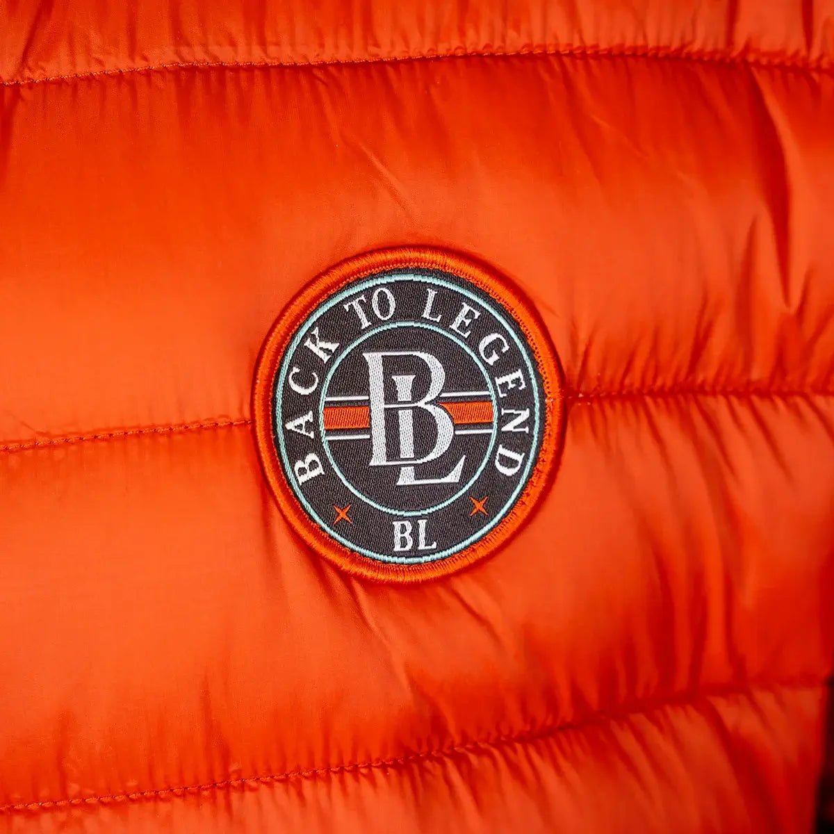 Doudoune doublée orange pour homme BACK to LEGEND (zoom badge poitrine)