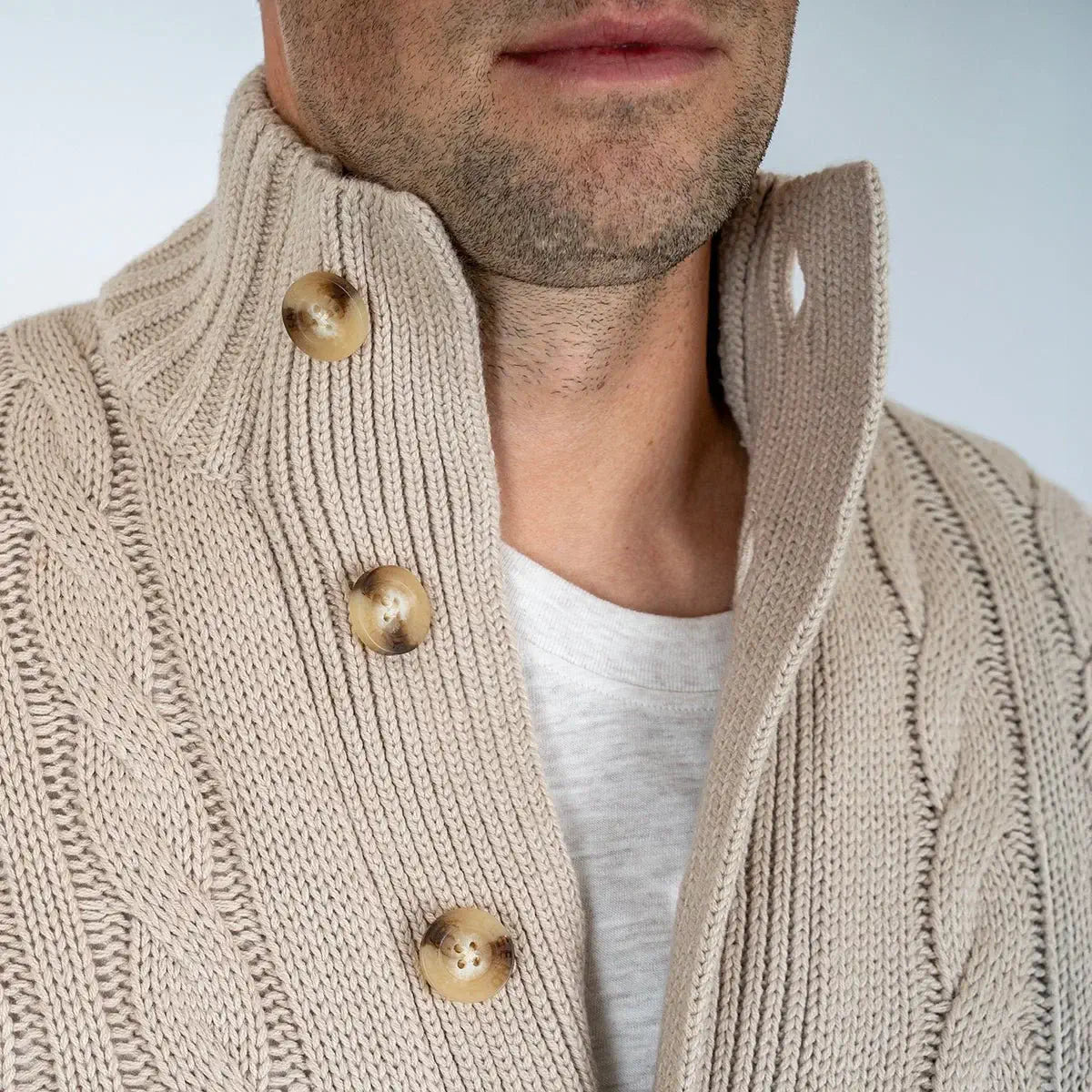 Gilet boutonné et torsadé beige BACK to LEGEND (zoom sur le col montant)