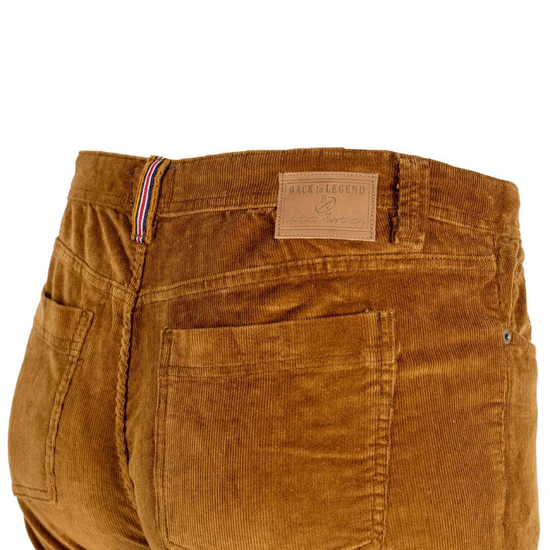 Pantalon 5 poches marron en velours (zoom fessier)
