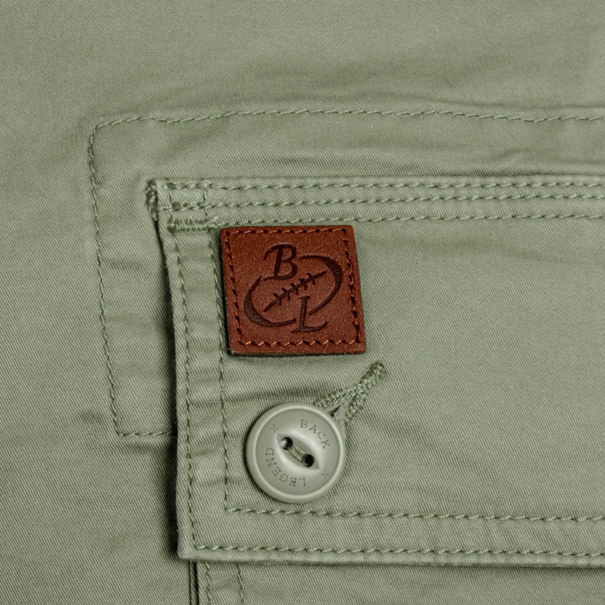 Pantalon cargo kaki pour homme en coton et élasthanne BACK to LEGEND (zoom sur la poche latérale)