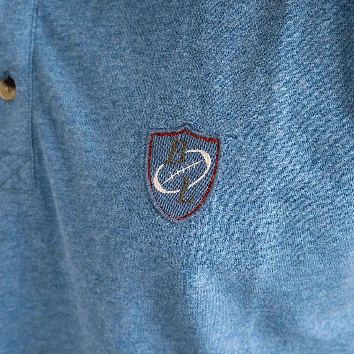 Polo 4 couleurs pour hommes BACK to LEGEND (zoom badge poitrine)