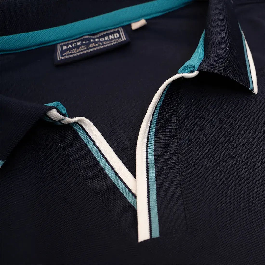 Polo anti UV bleu marine BACK TO LEGEND (zoom sur l'encolure en V)