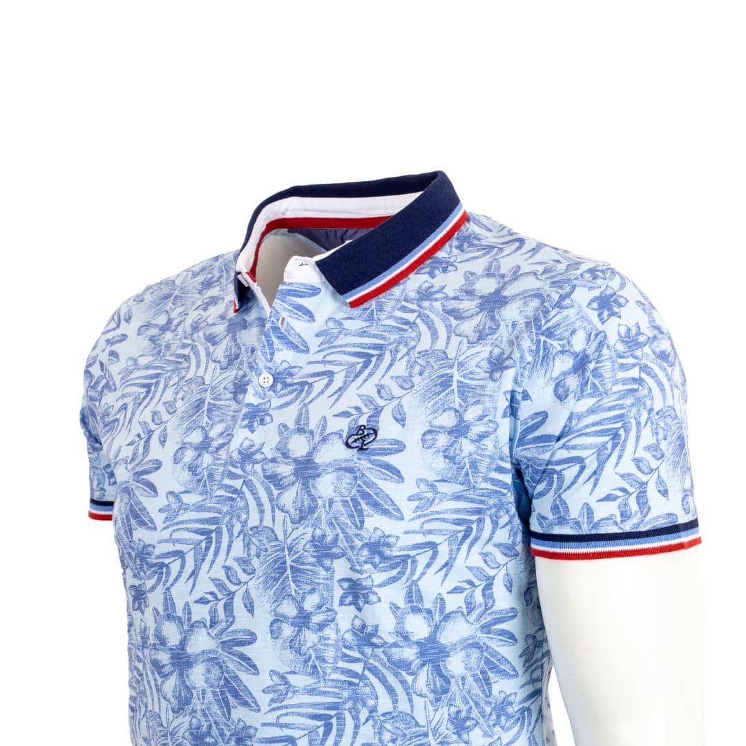 Polo bleu clair imprimé fleuri pour homme (zoom poitrine et col)