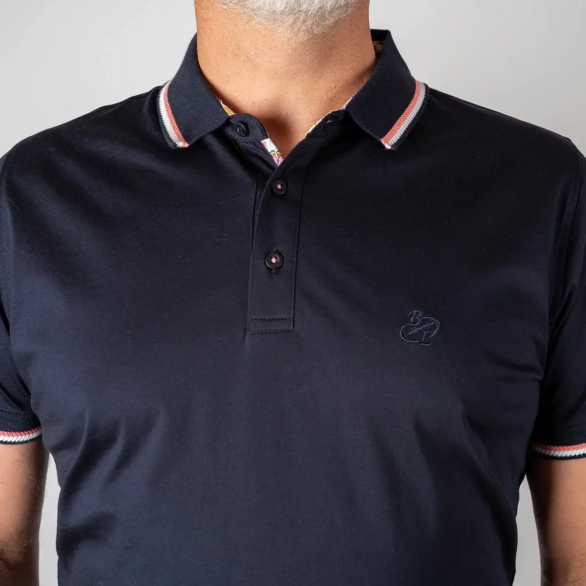 Polo Homme bleu marine mercerisé BACK to LEGEND (zoom sur la poitrine)