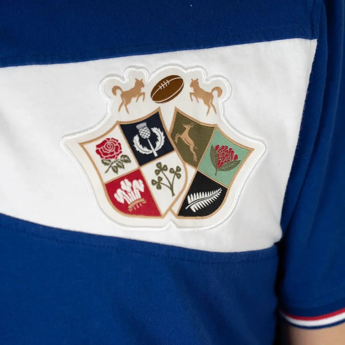 Polo bleu roi Barbarians BACK to LEGEND (zoom sur le blason
