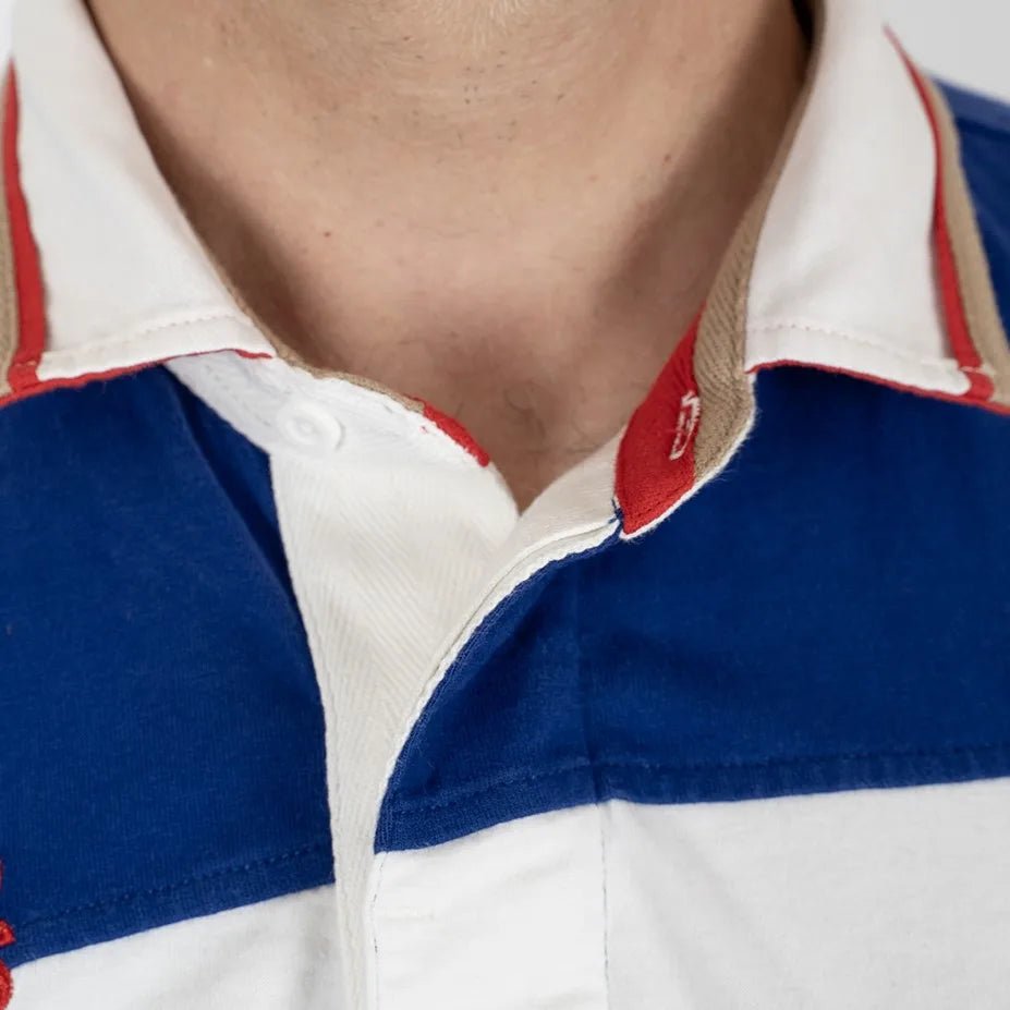 Polo bleu roi Barbarians BACK to LEGEND (zoom col boutonné)