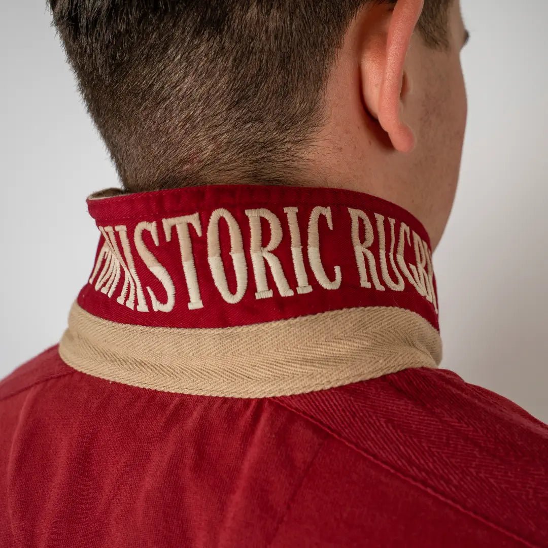 Polo homme à manches longues Barbarians rouge acajou (zoom sur la broderie sous col)