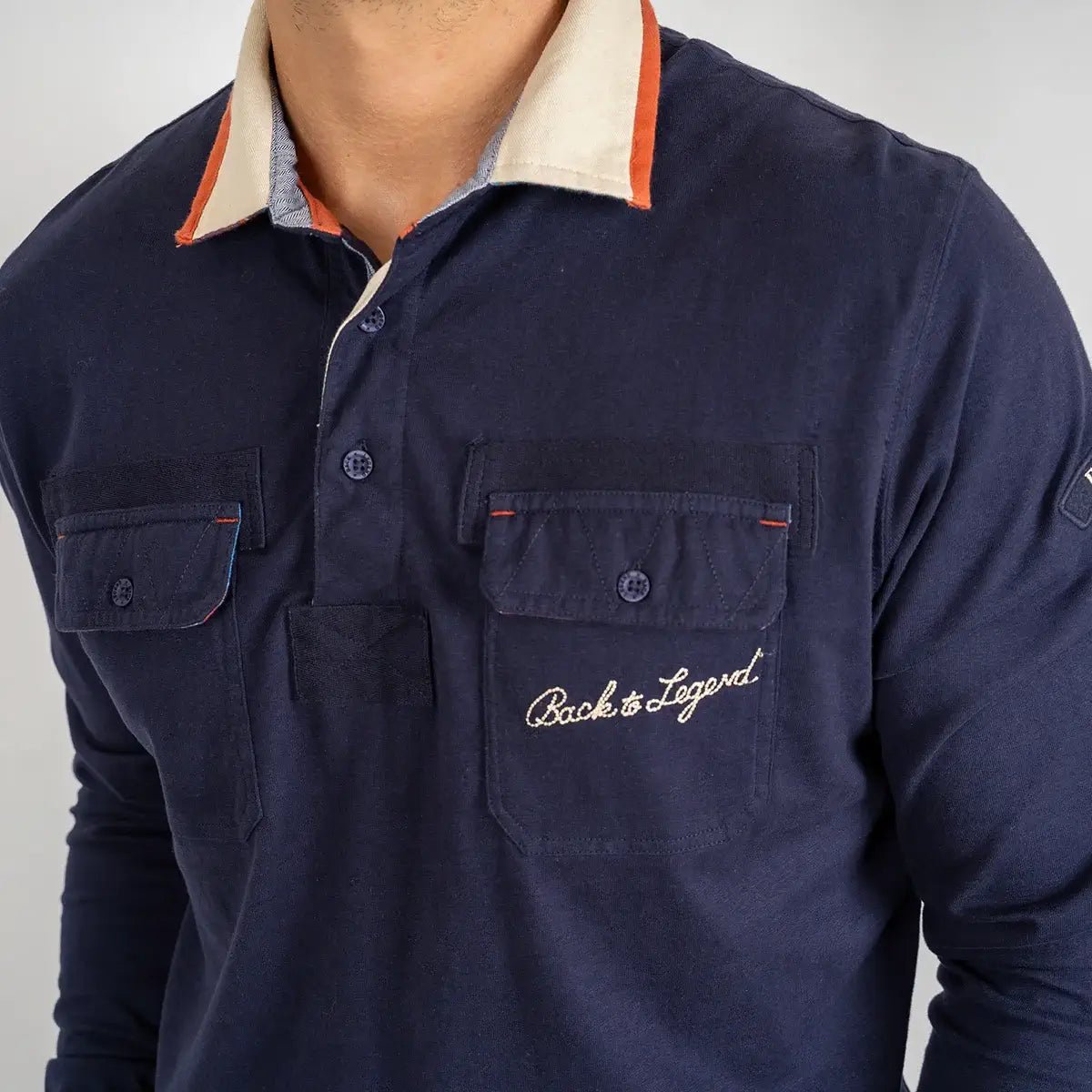 Polo Homme bleu marine à manches longues fanion BACK to LEGEND (zoom poitrine et poches)