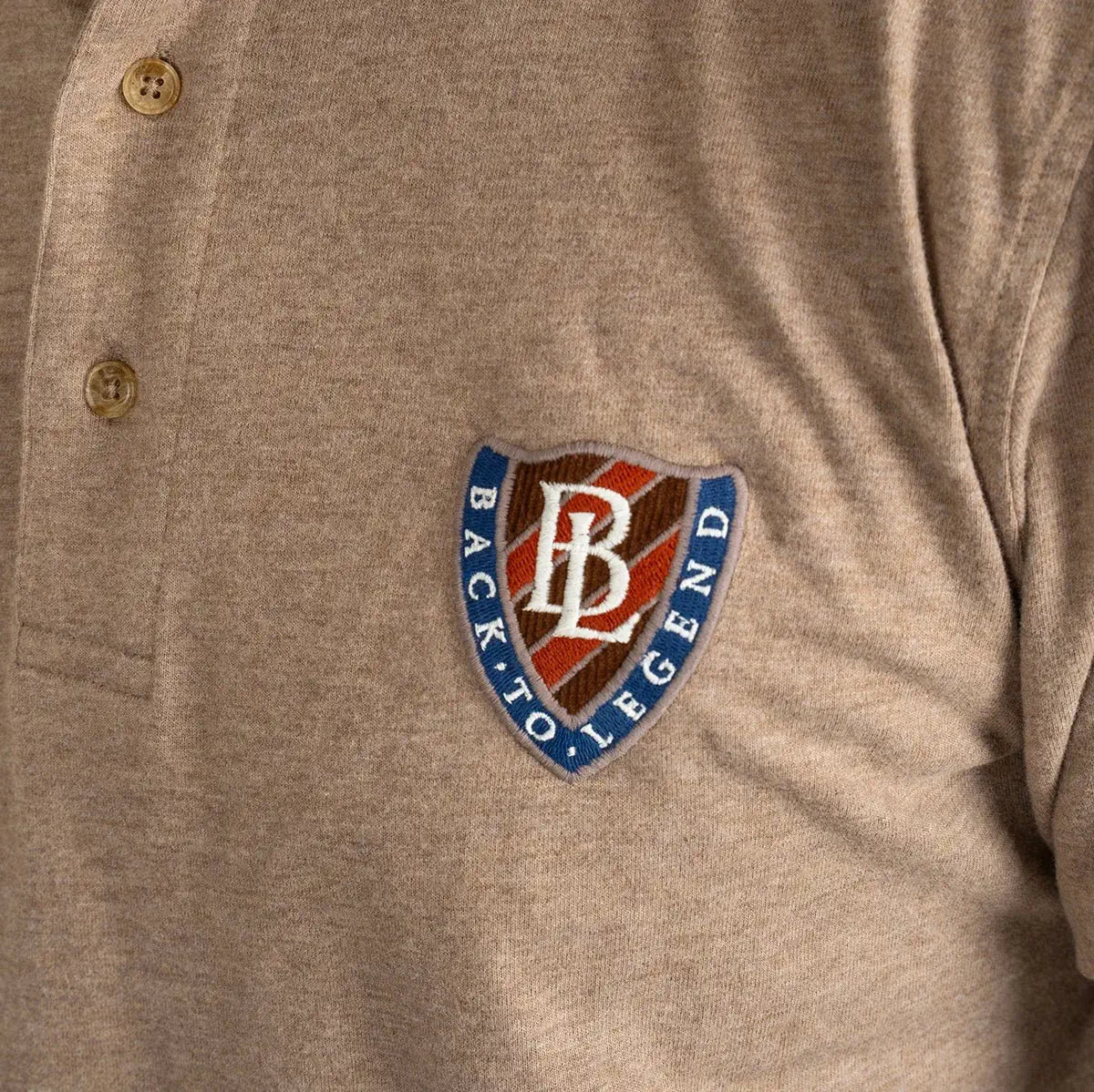 Polo Clubhouse beige chiné à manches longues BACK to LEGEND (zoom sur le badge brodé)