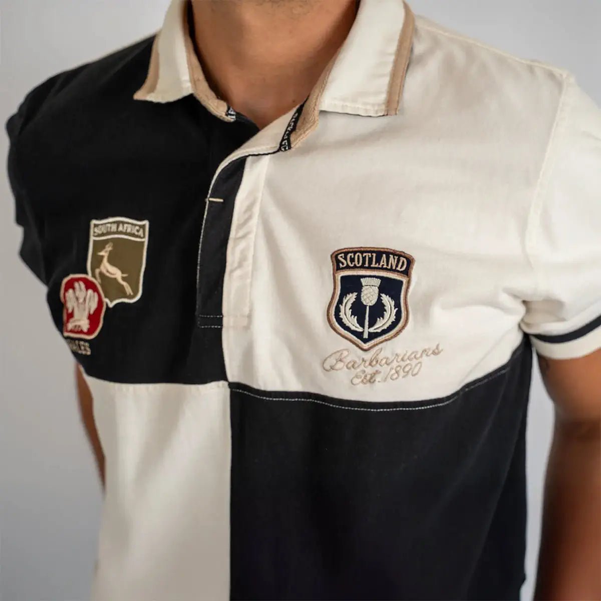 Polo multi-nation Barbarians bicolore (zoom poitrine)