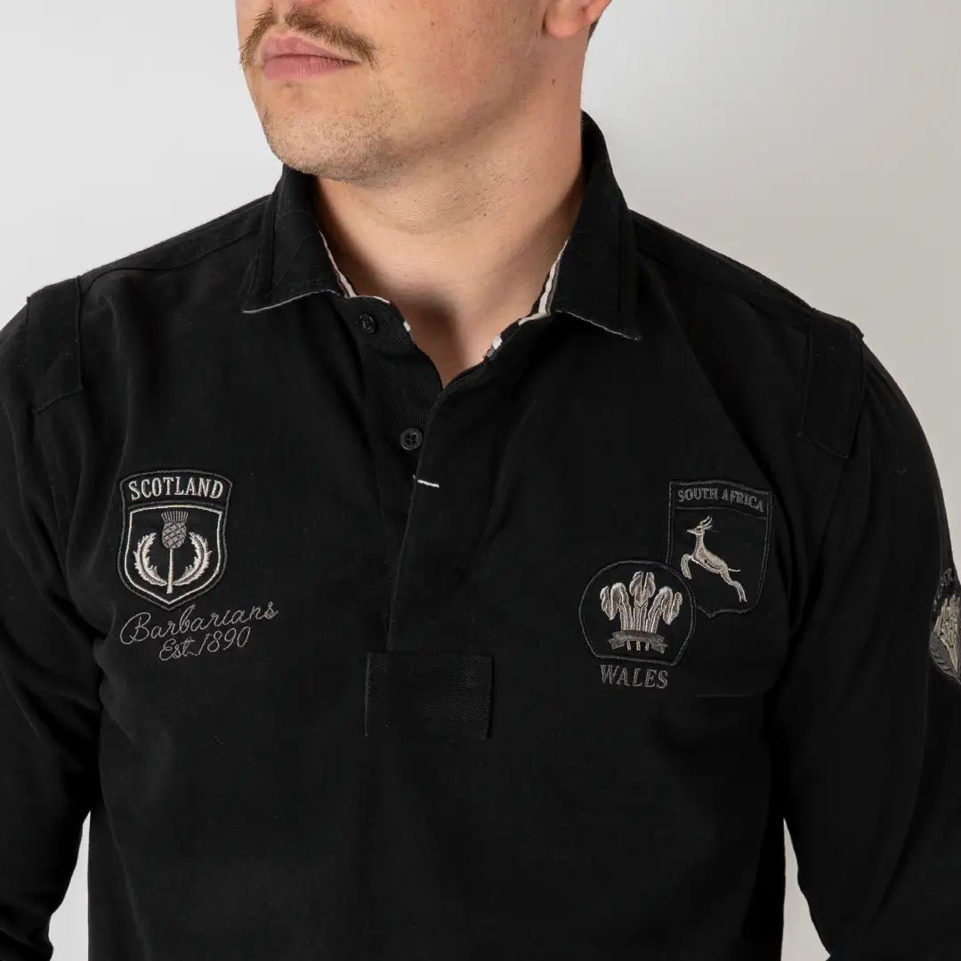 Polo noir homme à manches longues Barbarians multi-badge (zoom poitrine)