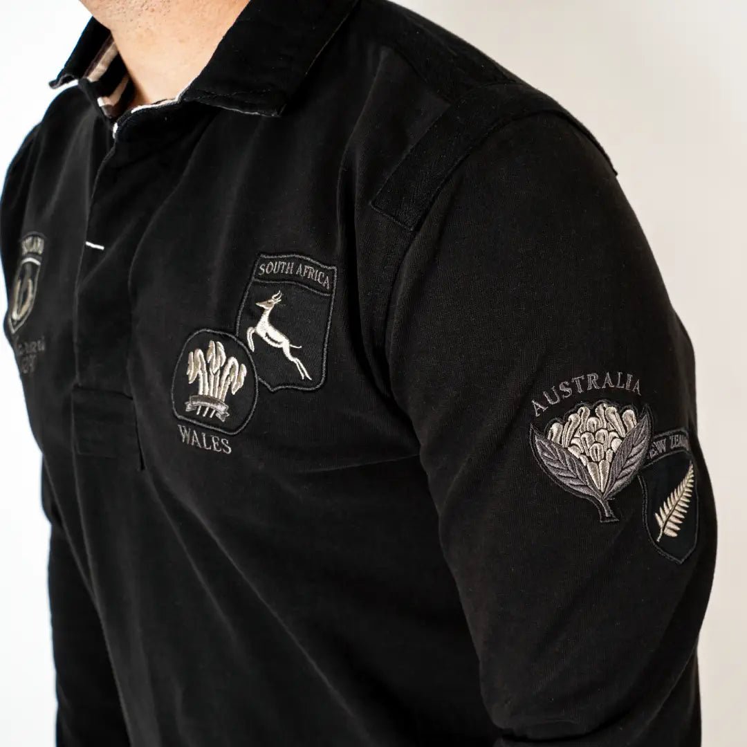 Polo noir homme à manches longues Barbarians multi-badge (vue de profil)