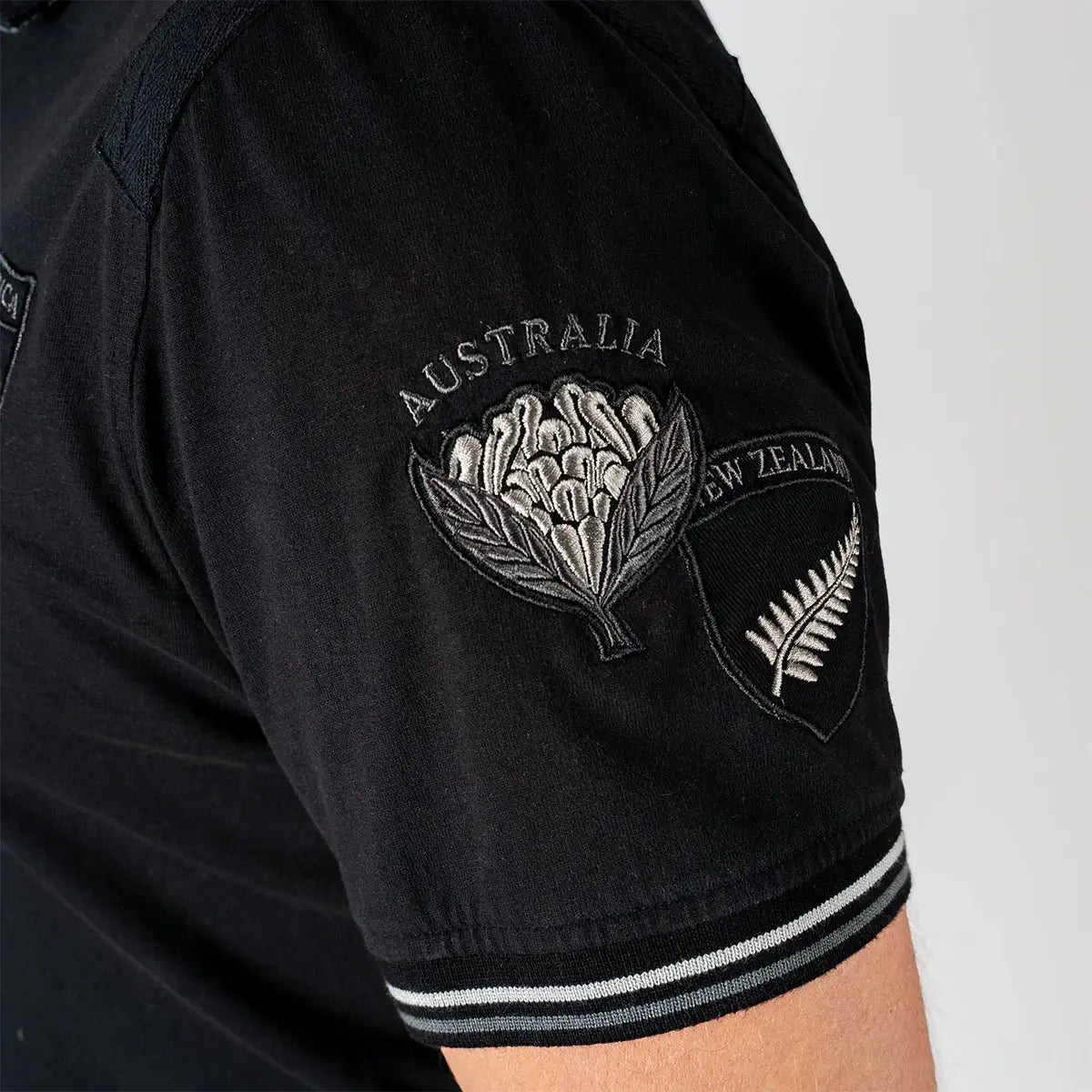Polo noir à manches courtes multi badge Barbarians (manche gauche)