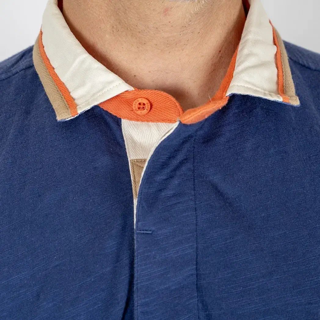 Polo slub bleu indigo col contrasté BACK to LEGEND (zoom sur le col boutonné)