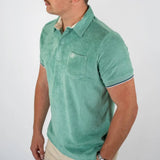 Polo homme vert amande en tissu éponge (vue de profil)