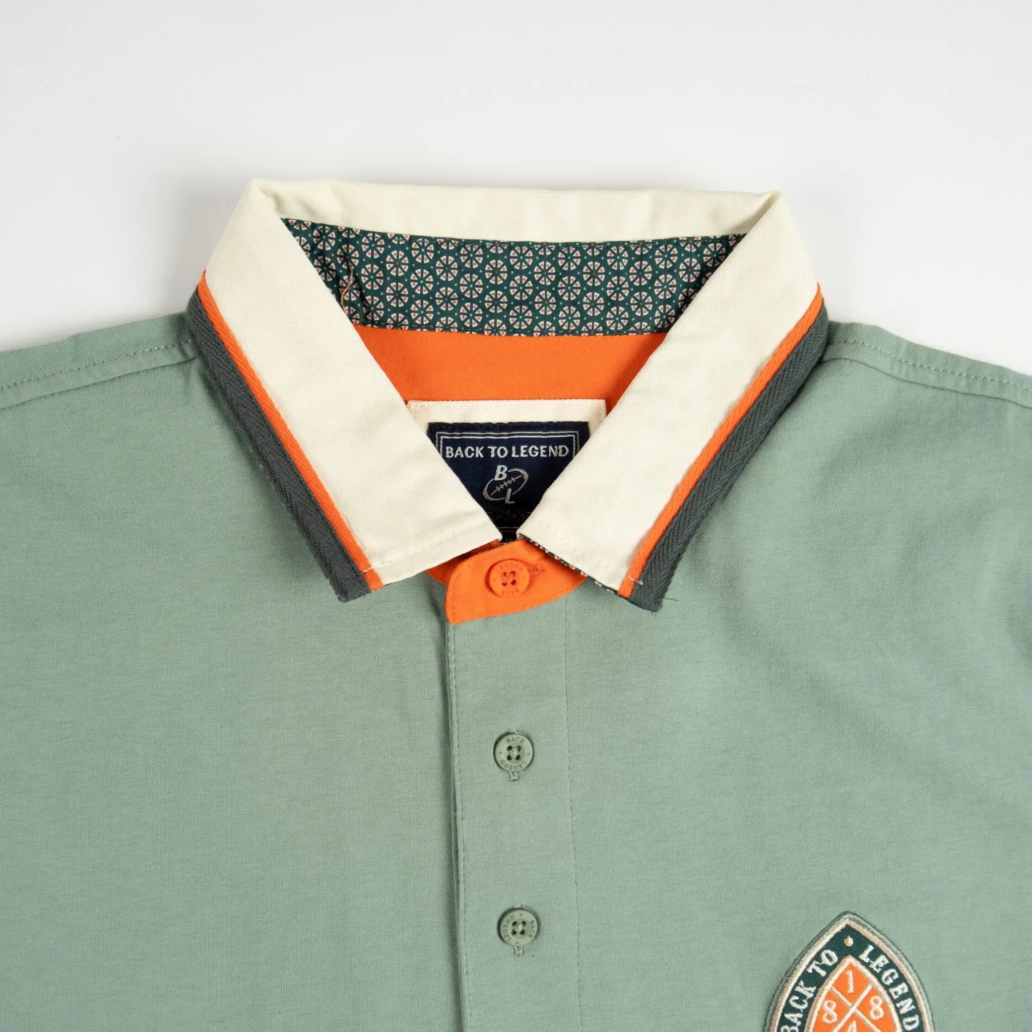 Polo homme BACK TO LEGEND vert écume toucher peau de pêche (zoom poitrine et col contrasté)