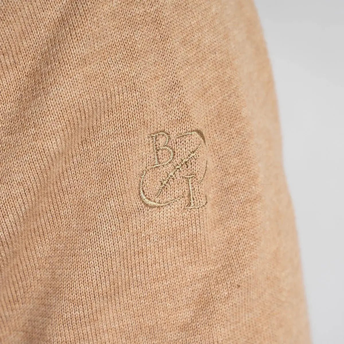 Pull col camionneur beige clair en coton et cachemire BACK to LEGEND (zoom broderie)