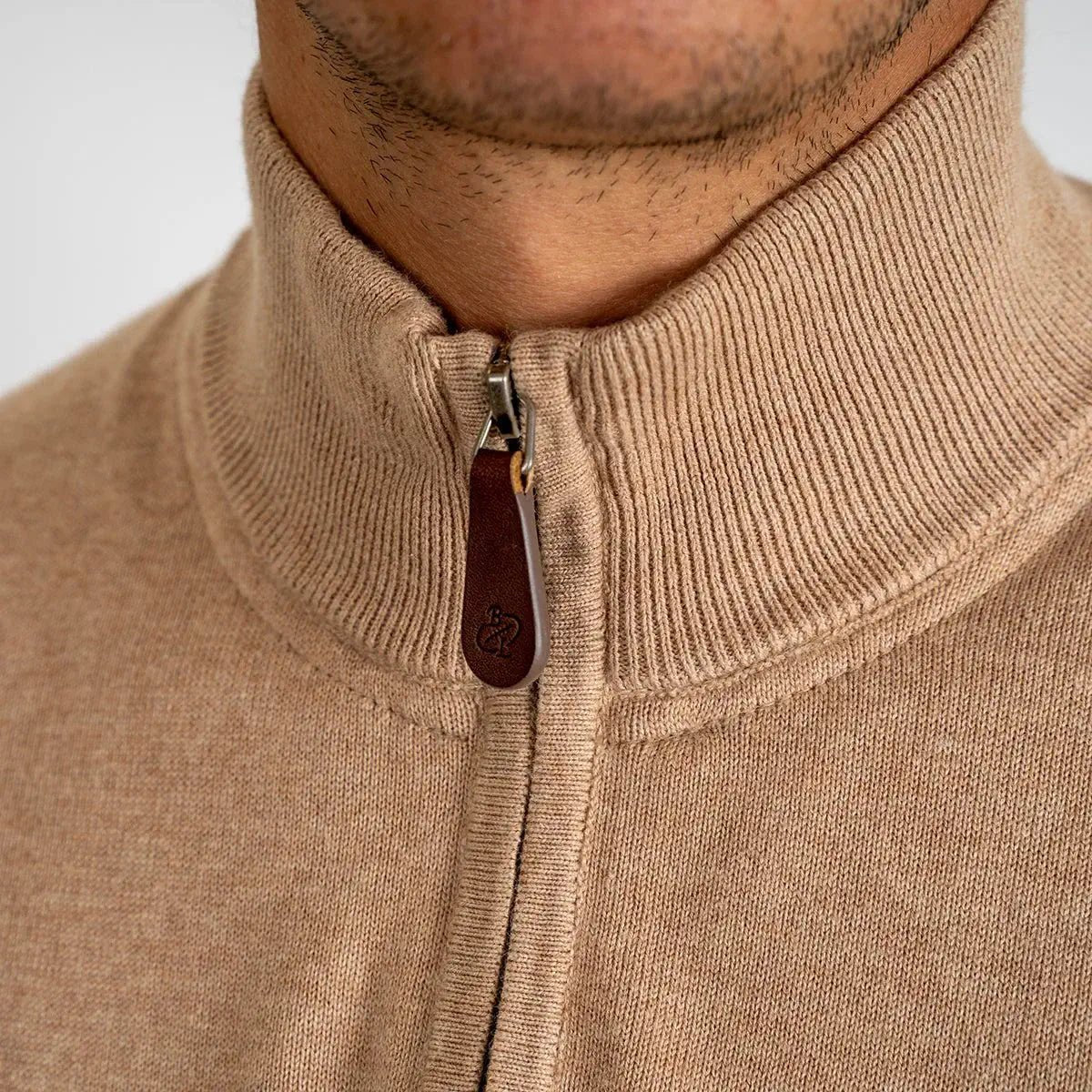 Pull col camionneur beige clair en coton et cachemire BACK to LEGEND (zoom col zippé)